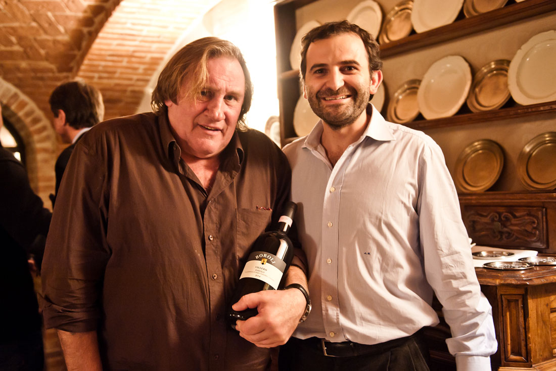 Gerard Depardieu con vino barolo boroli alla locanda del pilone
