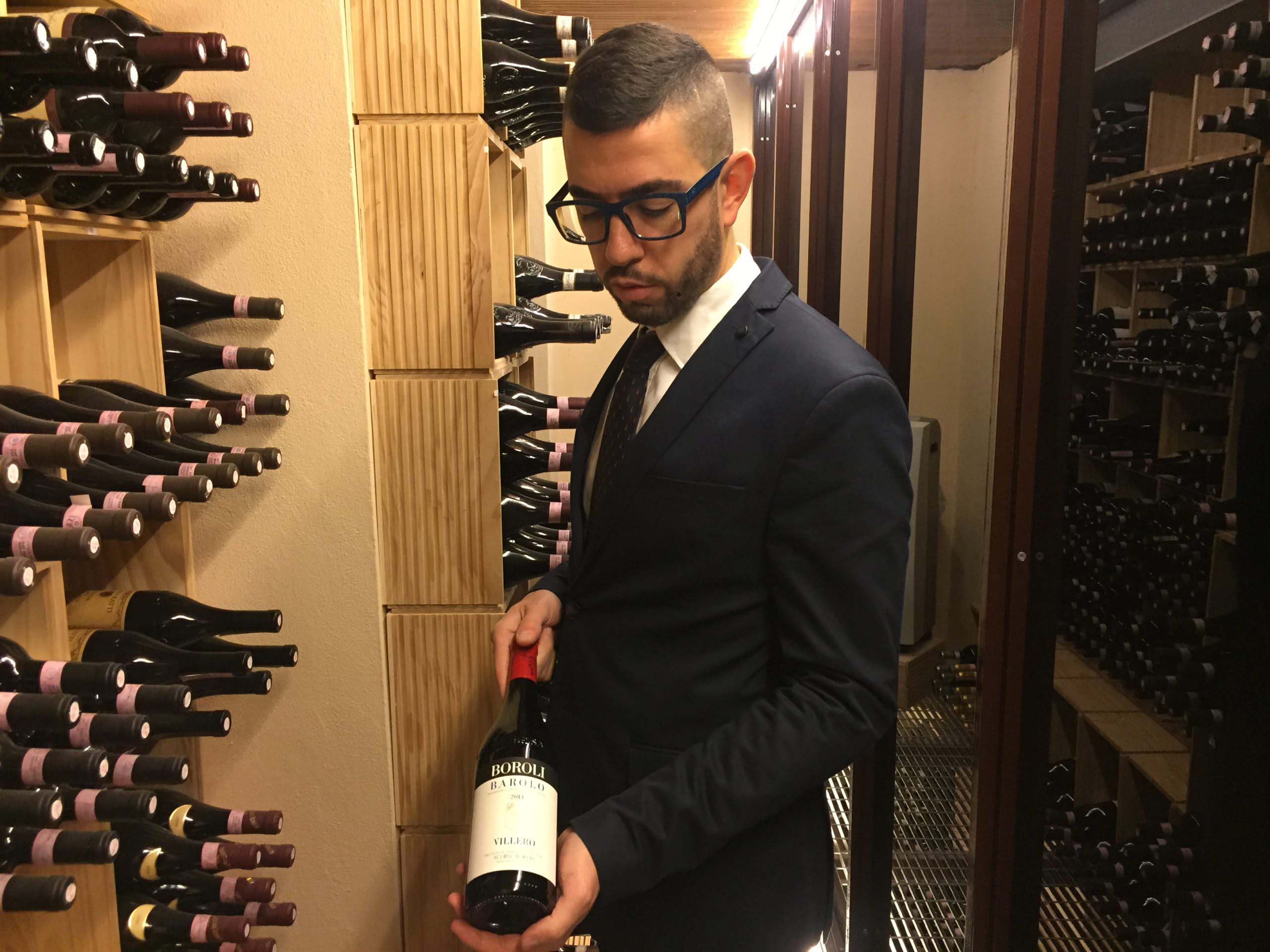 sommelier Marco Loddo con vino Boroli