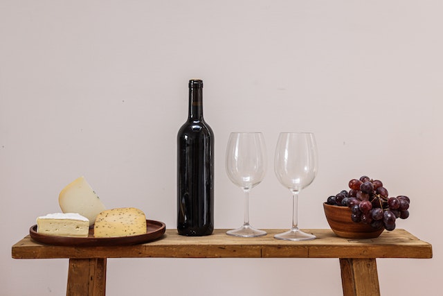 Tavola con prodotti tipici italiani da esportare all'estero: vino e formaggi