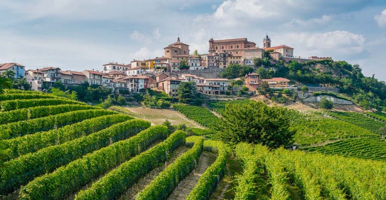 Vista di un borgo collinare italiano 